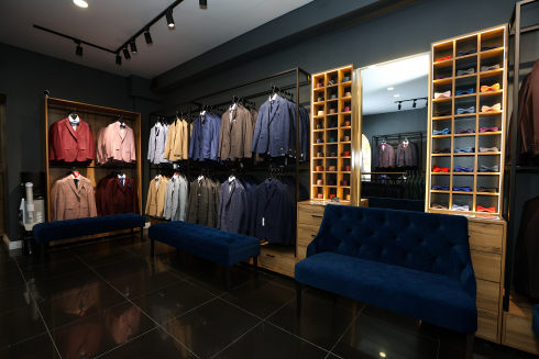 Взгляд нейросети на классические костюмы и стиль мужчин после 50 лет