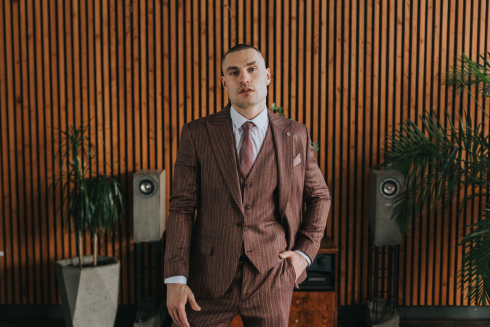 Бордовый костюм: элегантные краски осени