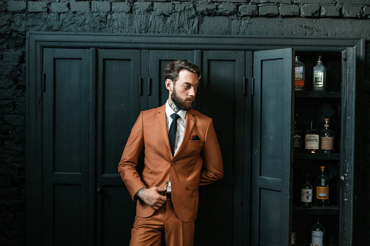 Ключевые особенности мужского костюма в коричневом цвете