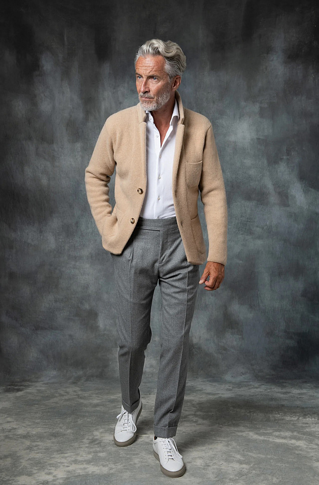 Мужской одежда светлого оттенка