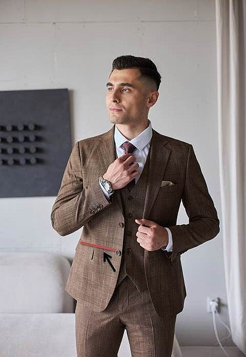 Пример расположения кармана на мужском пиджаке