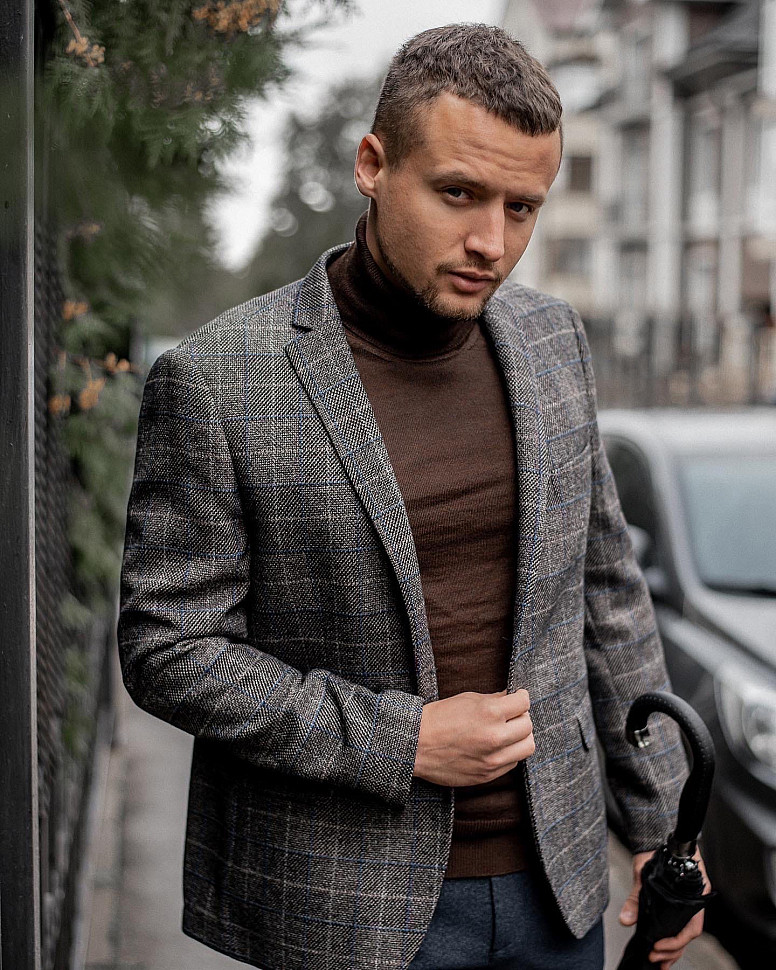 Серый пиджак и брюки серые