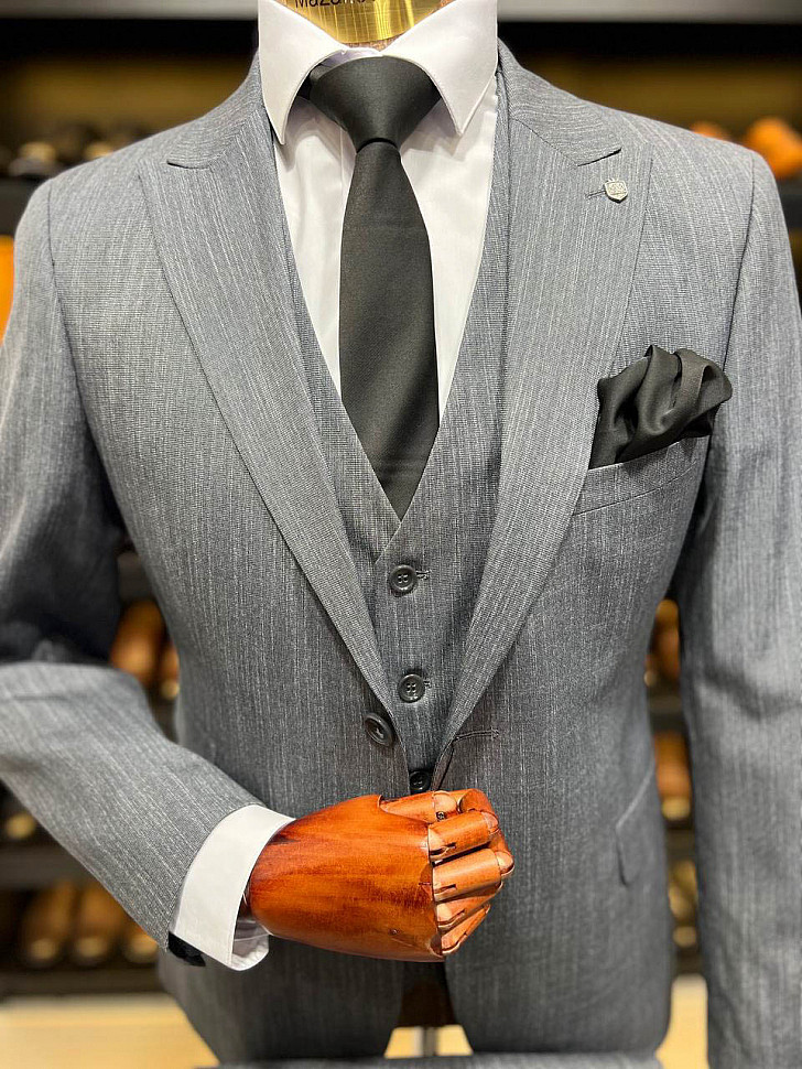 Мужской костюм классический в сером цвете