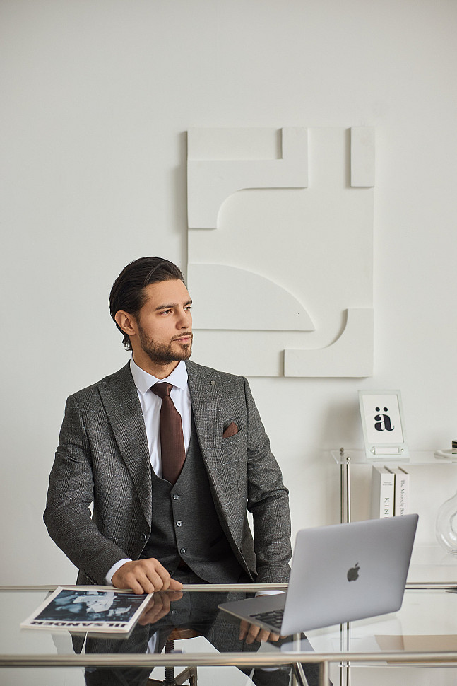 Мужской костюм серый