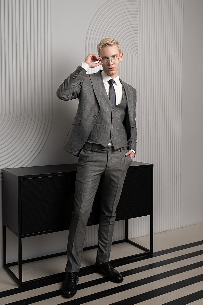 Мужской двубортный костюм в полоску серый