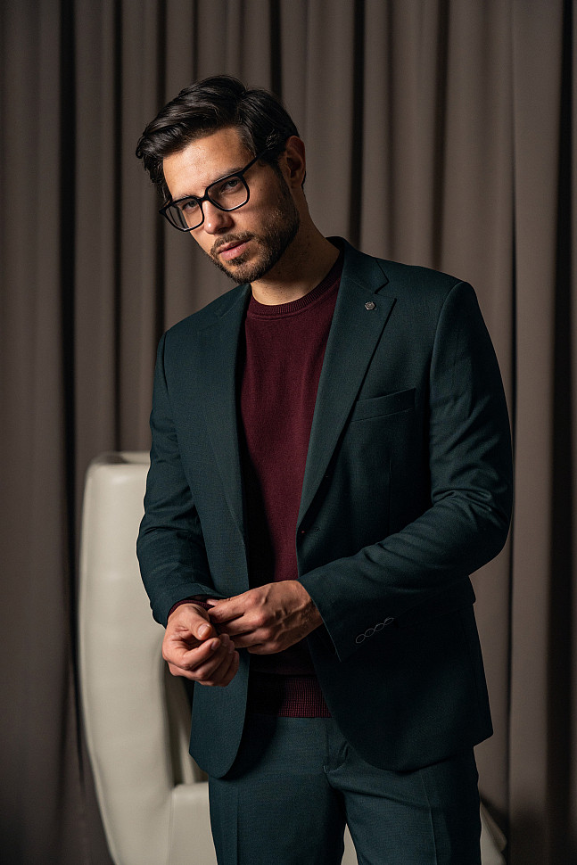 Мужской трикотаж с мужским костюмом