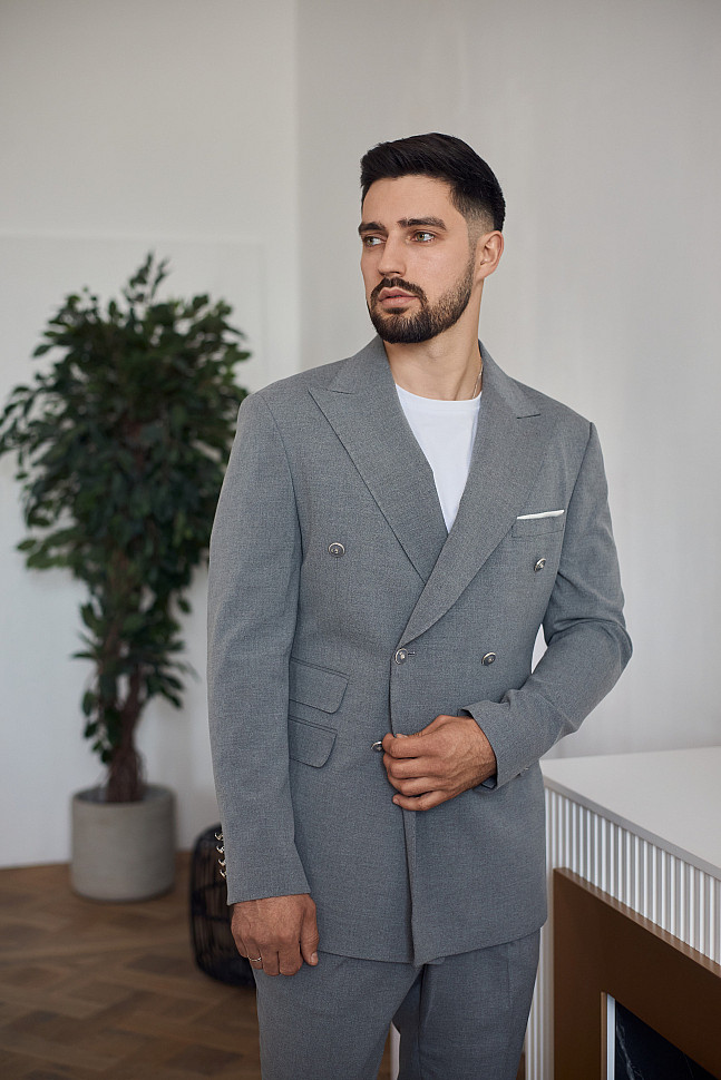 Мужской двубортный костюм