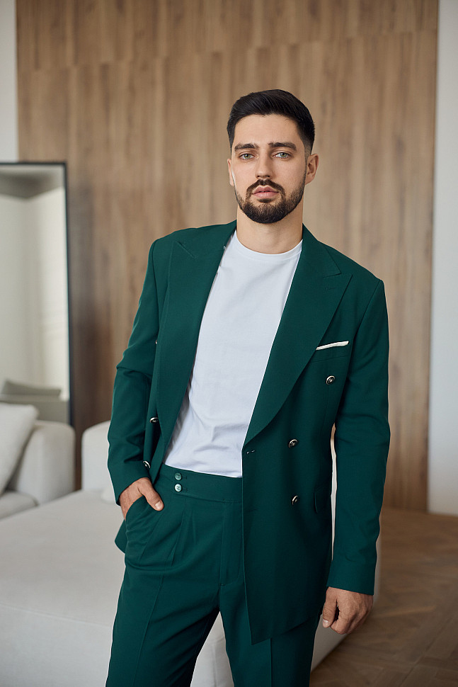 Мужской зеленый костюм