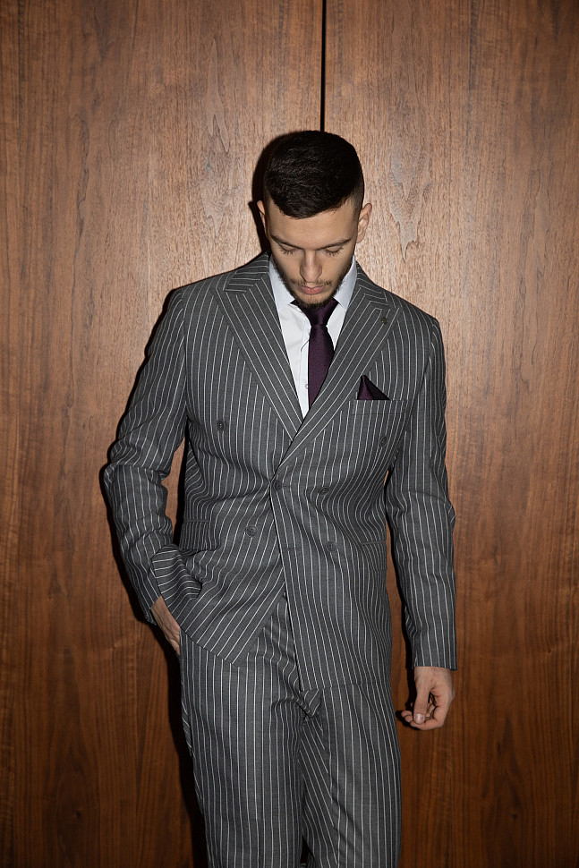 Мужской костюм серого цвета