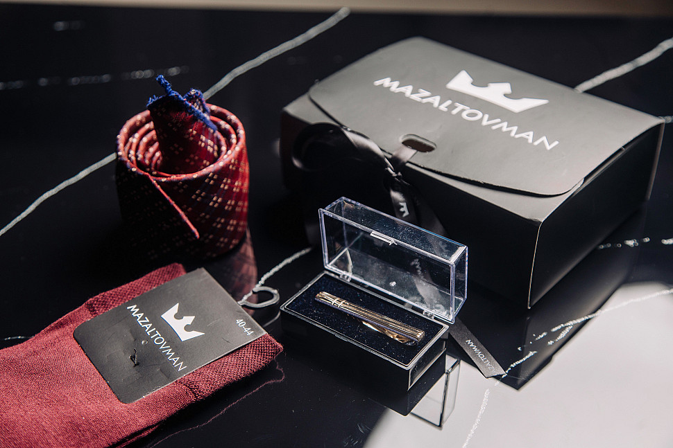 Мужской подарочный бокс с аксессуарами в красном цвете