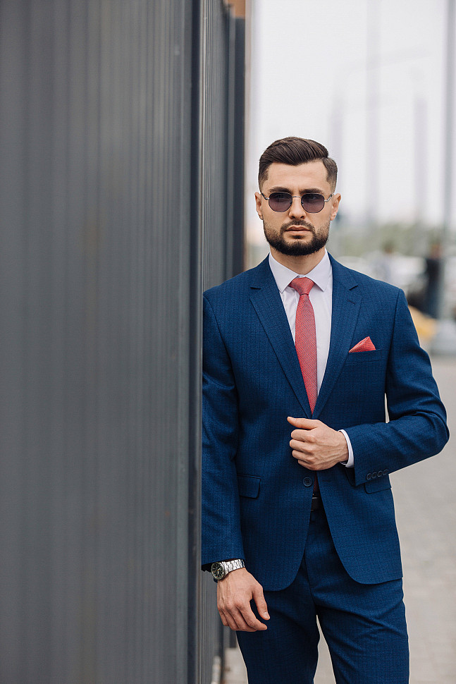 Синий мужской костюм