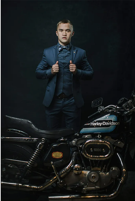 Мотоциклист в классическом костюме