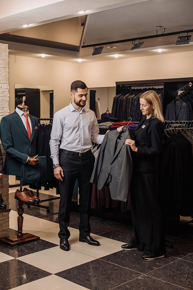 Примерка мужского костюма