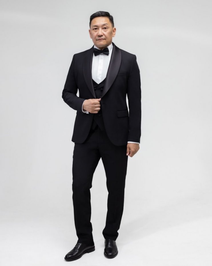 Элегантный мужской смокинг тройка